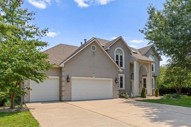 605 Edgewood Drive, Lee's Summit, MO 64081