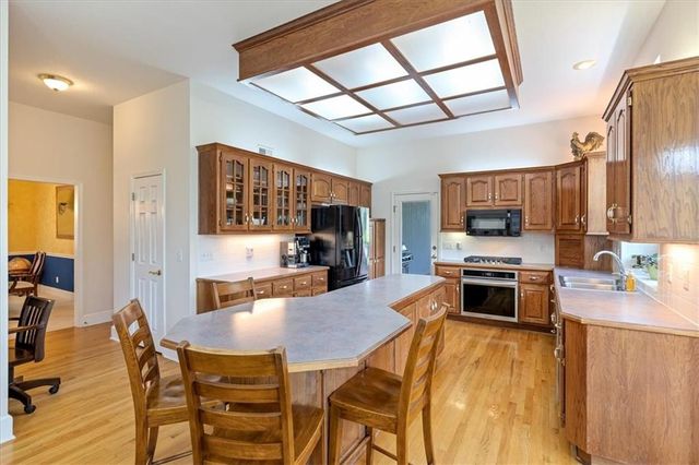 605 Edgewood Drive, Lee's Summit, MO 64081