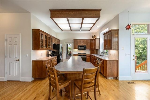 605 Edgewood Drive, Lee's Summit, MO 64081