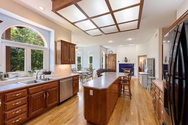 605 Edgewood Drive, Lee's Summit, MO 64081