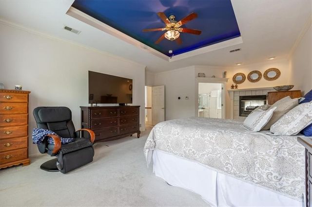 605 Edgewood Drive, Lee's Summit, MO 64081