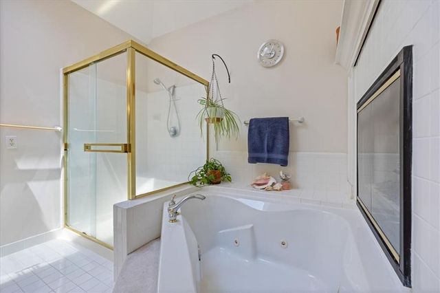 605 Edgewood Drive, Lee's Summit, MO 64081