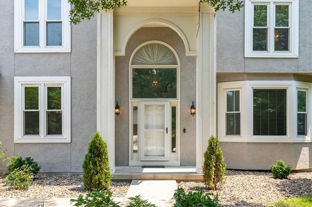 605 Edgewood Drive, Lee's Summit, MO 64081