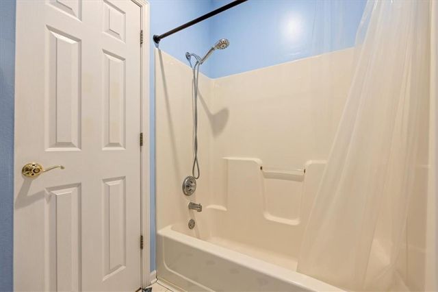 605 Edgewood Drive, Lee's Summit, MO 64081