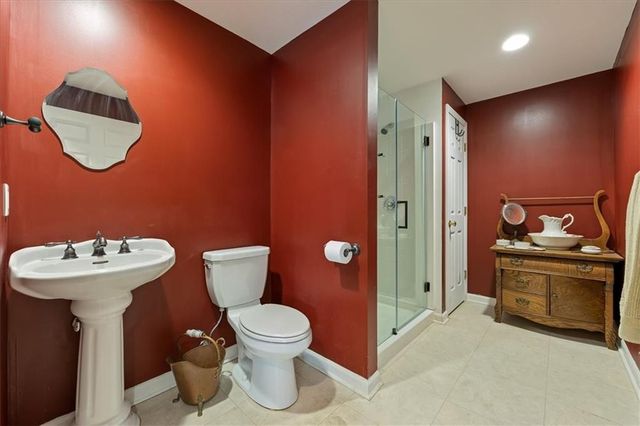 605 Edgewood Drive, Lee's Summit, MO 64081