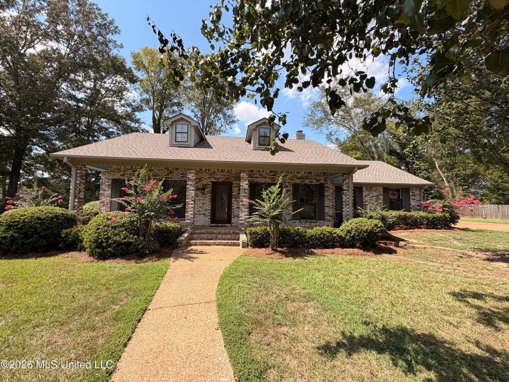 16 Fawn Grove, Jackson, MS 39212
