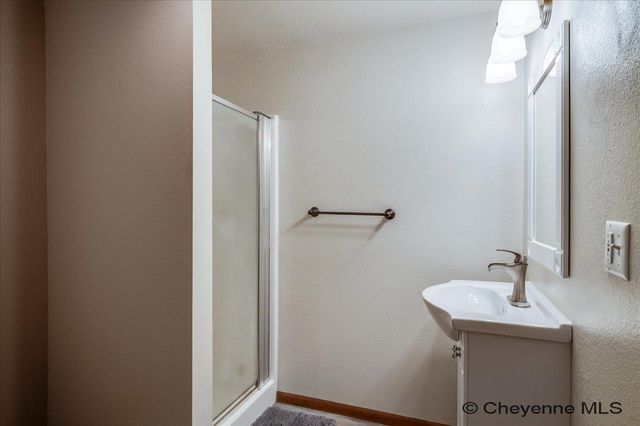 2011 PARK AVE, Cheyenne, WY 82007