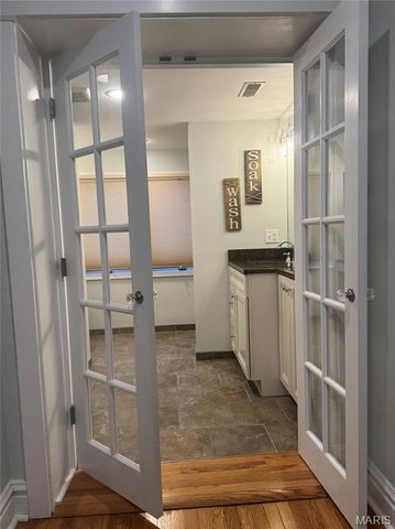 7133 Washington Avenue, University City, MO 63130