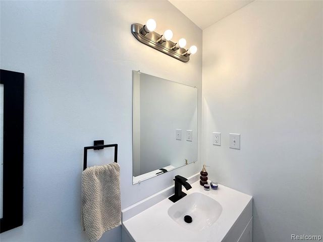 2376 Hempstead Road, Auburn Hills, MI 48326
