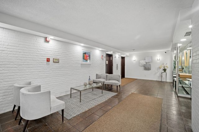 1671 Mission Hills Road 206, Northbrook, IL 60062