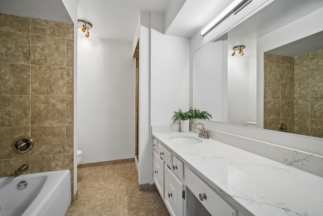 1671 Mission Hills Road 206, Northbrook, IL 60062