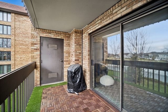 1671 Mission Hills Road 206, Northbrook, IL 60062