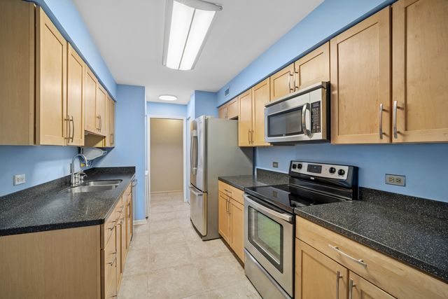 1671 Mission Hills Road 206, Northbrook, IL 60062