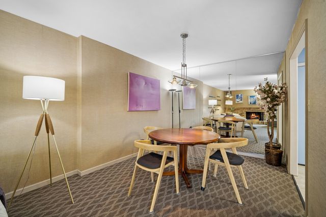 1671 Mission Hills Road 206, Northbrook, IL 60062