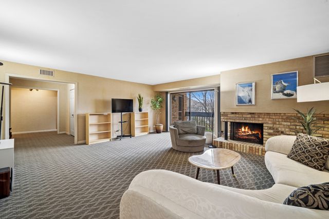 1671 Mission Hills Road 206, Northbrook, IL 60062