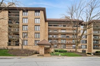 1671 Mission Hills Road 206, Northbrook, IL 60062
