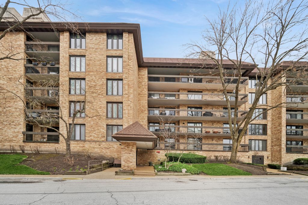 1671 Mission Hills Road 206, Northbrook, IL 60062