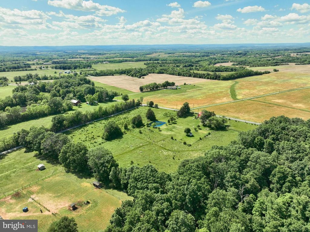 Image 39 of property listing at 4715 RUGGLES RD, Taneytown, MD 21787