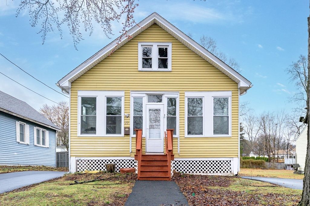 17 Oak St, West Springfield, MA 01089
