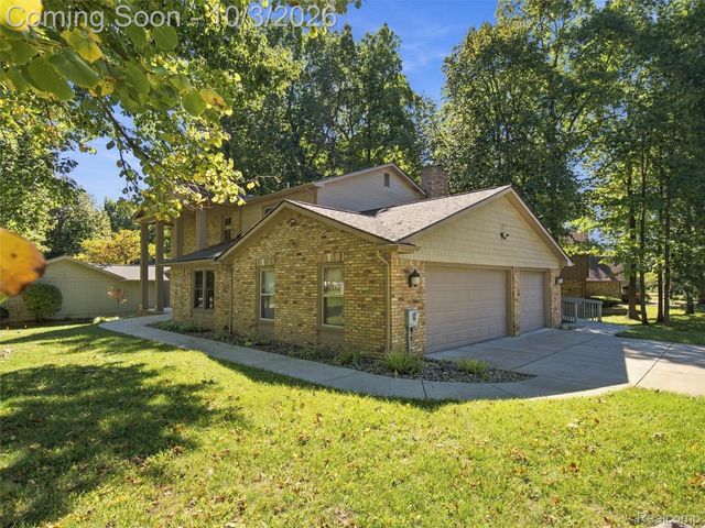1304 Kings Carriage Road, Grand Blanc, MI 48439