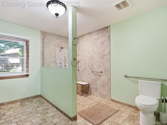 1304 Kings Carriage Road, Grand Blanc, MI 48439