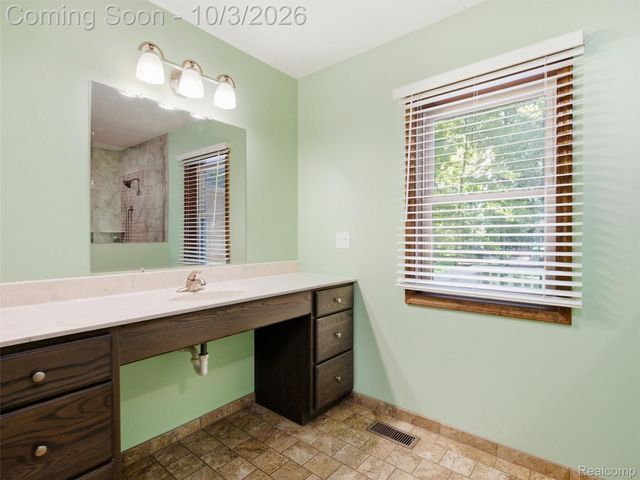 1304 Kings Carriage Road, Grand Blanc, MI 48439
