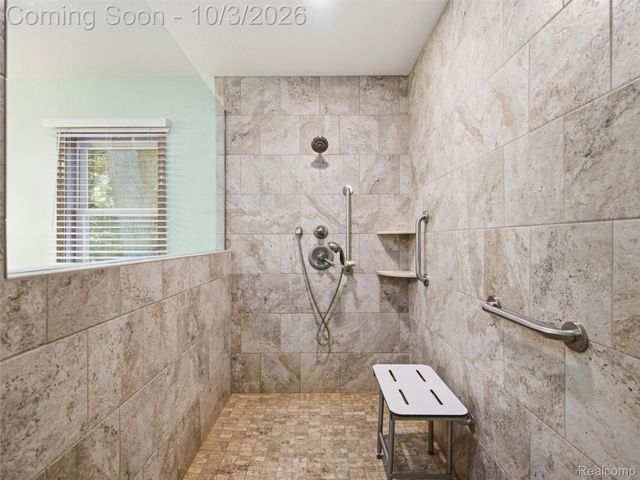 1304 Kings Carriage Road, Grand Blanc, MI 48439
