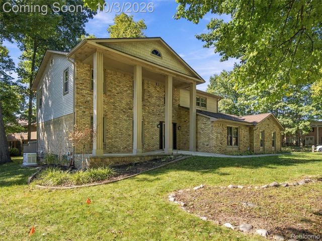 1304 Kings Carriage Road, Grand Blanc, MI 48439