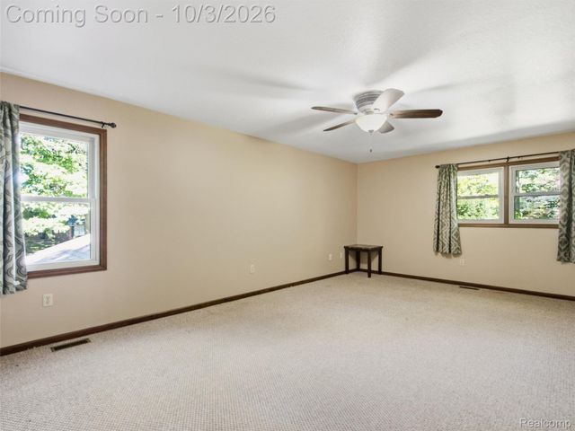 1304 Kings Carriage Road, Grand Blanc, MI 48439