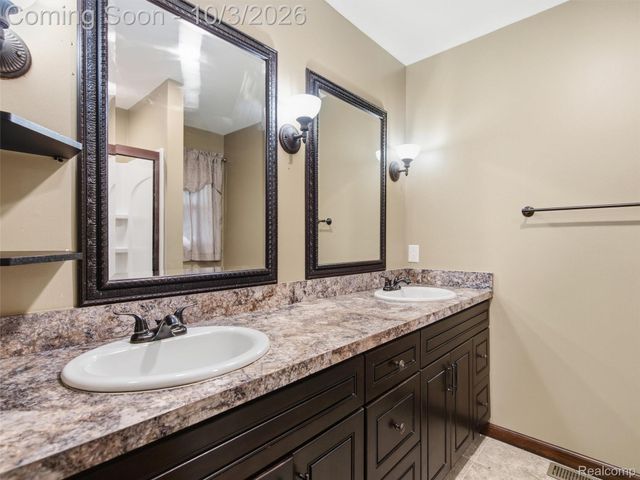 1304 Kings Carriage Road, Grand Blanc, MI 48439