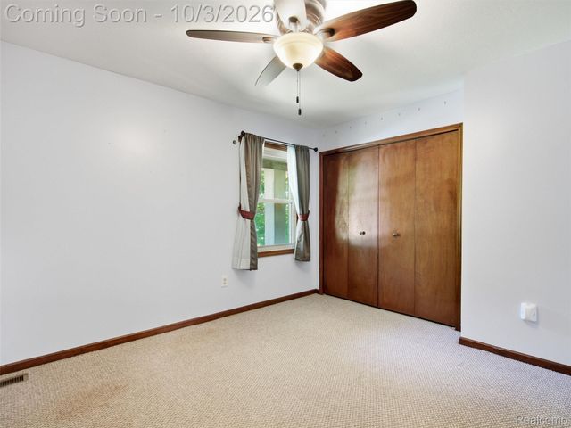 1304 Kings Carriage Road, Grand Blanc, MI 48439