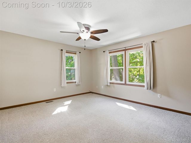 1304 Kings Carriage Road, Grand Blanc, MI 48439