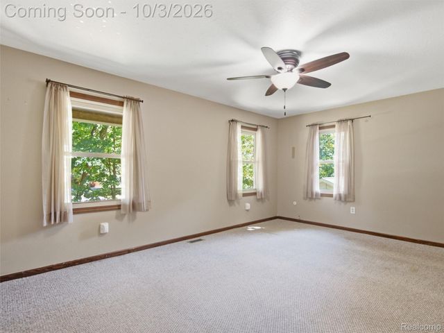 1304 Kings Carriage Road, Grand Blanc, MI 48439
