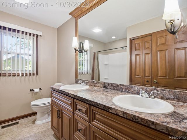 1304 Kings Carriage Road, Grand Blanc, MI 48439