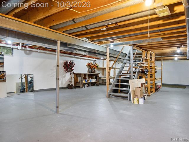 1304 Kings Carriage Road, Grand Blanc, MI 48439