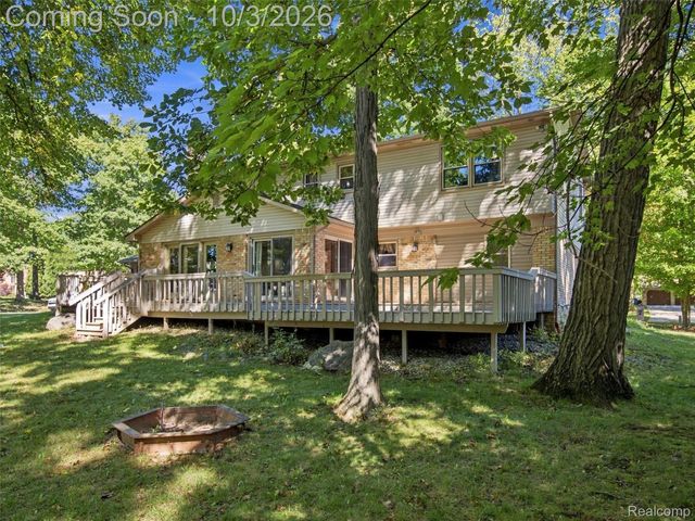 1304 Kings Carriage Road, Grand Blanc, MI 48439
