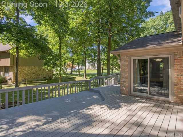 1304 Kings Carriage Road, Grand Blanc, MI 48439