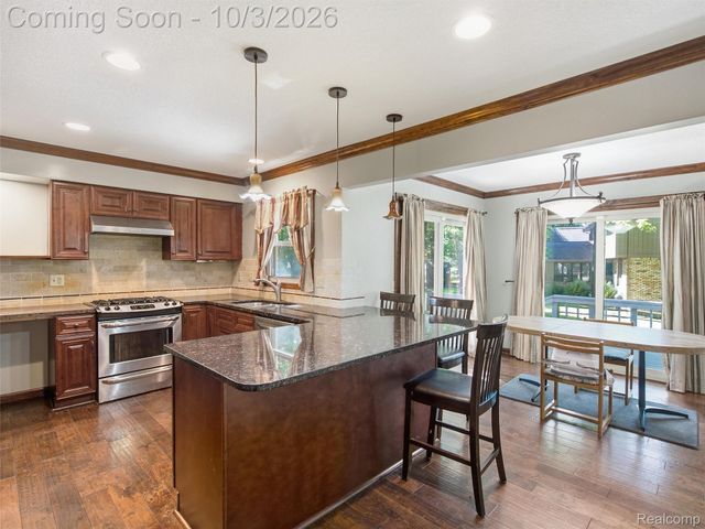 1304 Kings Carriage Road, Grand Blanc, MI 48439