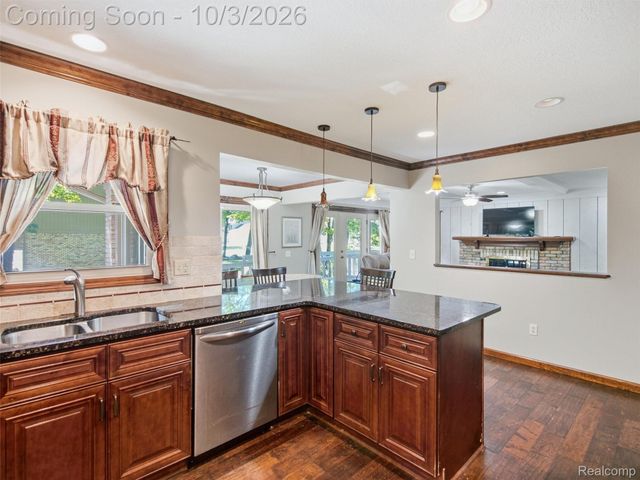 1304 Kings Carriage Road, Grand Blanc, MI 48439