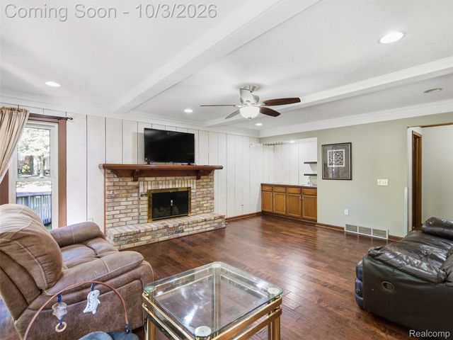 1304 Kings Carriage Road, Grand Blanc, MI 48439