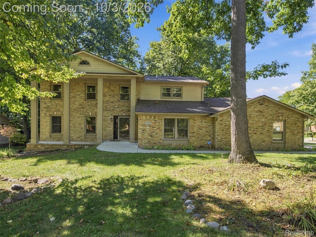 1304 Kings Carriage Road, Grand Blanc, MI 48439