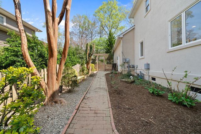 306 Helmsdale Drive, Chapel Hill, NC 27517