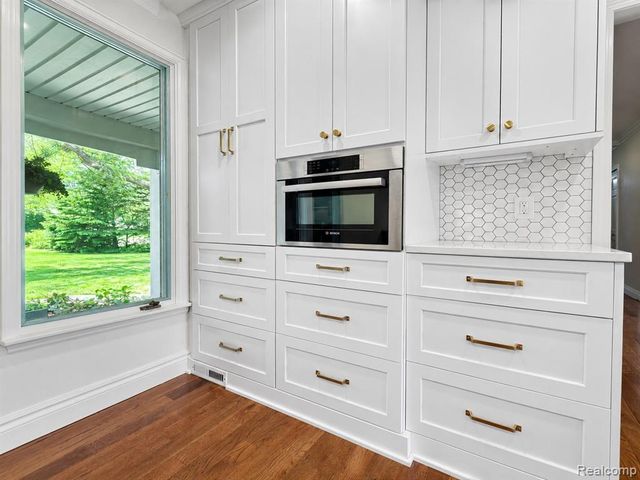 1330 Meadow Green Lane, Linden, MI 48451