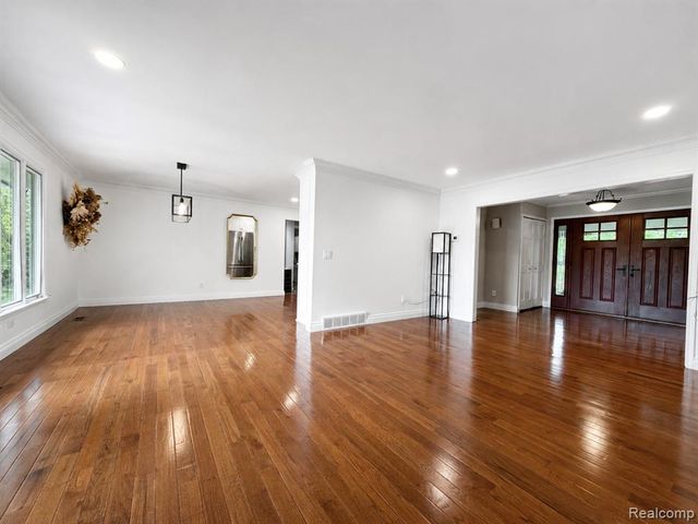 1330 Meadow Green Lane, Linden, MI 48451