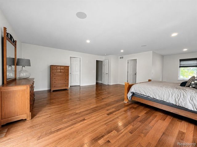 1330 Meadow Green Lane, Linden, MI 48451