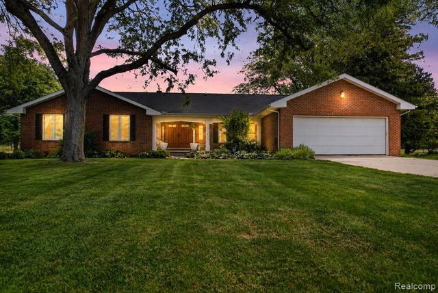 1330 Meadow Green Lane, Linden, MI 48451
