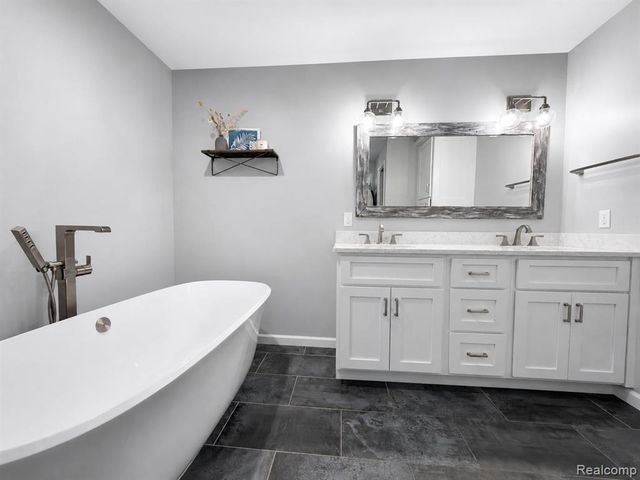 1330 Meadow Green Lane, Linden, MI 48451