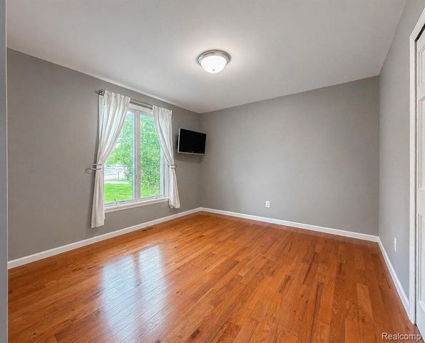 1330 Meadow Green Lane, Linden, MI 48451