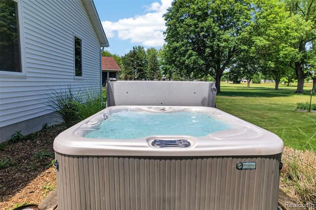 1330 Meadow Green Lane, Linden, MI 48451