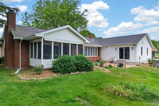 1330 Meadow Green Lane, Linden, MI 48451
